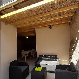 https://petite-maison-de-village-situee-entre-lacs-cascades-et.hotels-rhonealpes.com